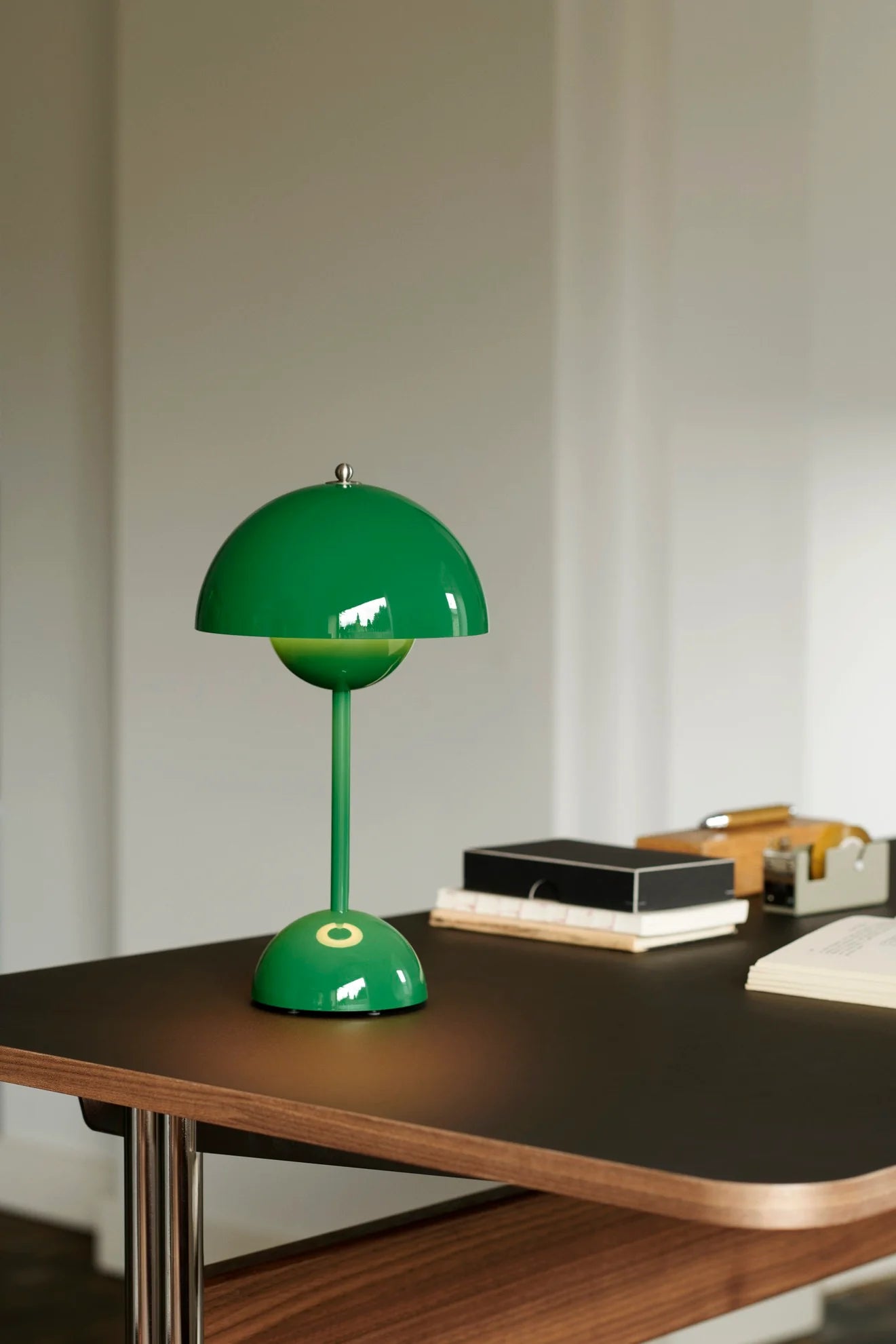 Flowerpot Portable Table Lamp VP9 (Signal Green)