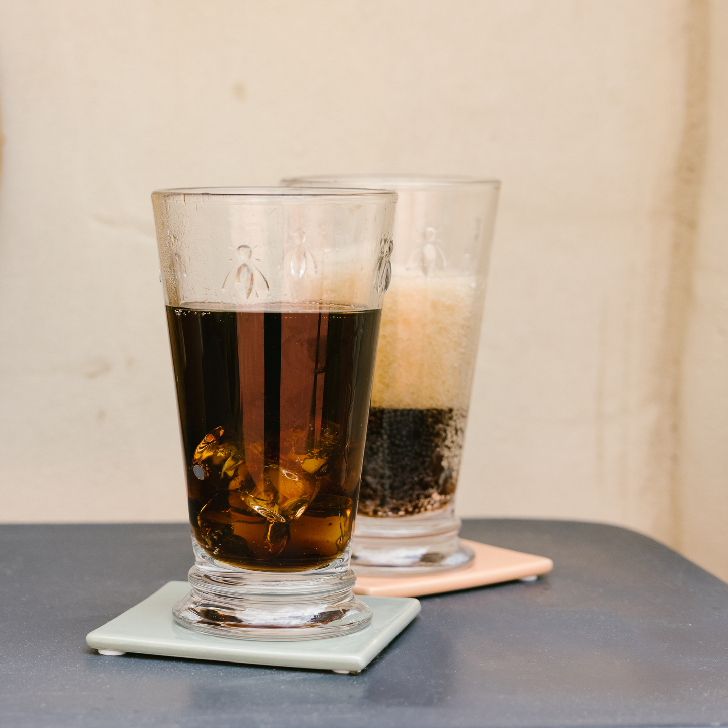 La Rochère Bee iced tea glass filled with iced tea and a lemon slice