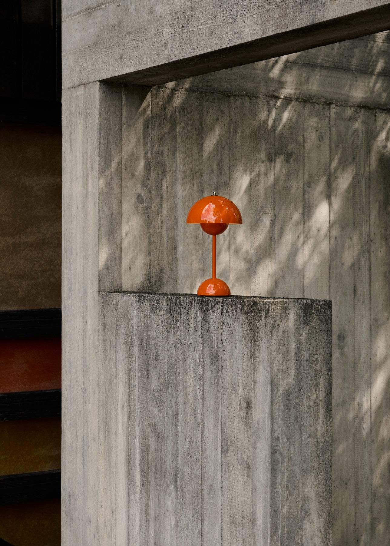&Tradition Flowerpot VP9 Portable Table Lamp Zesty Orange – Lifestyle 02