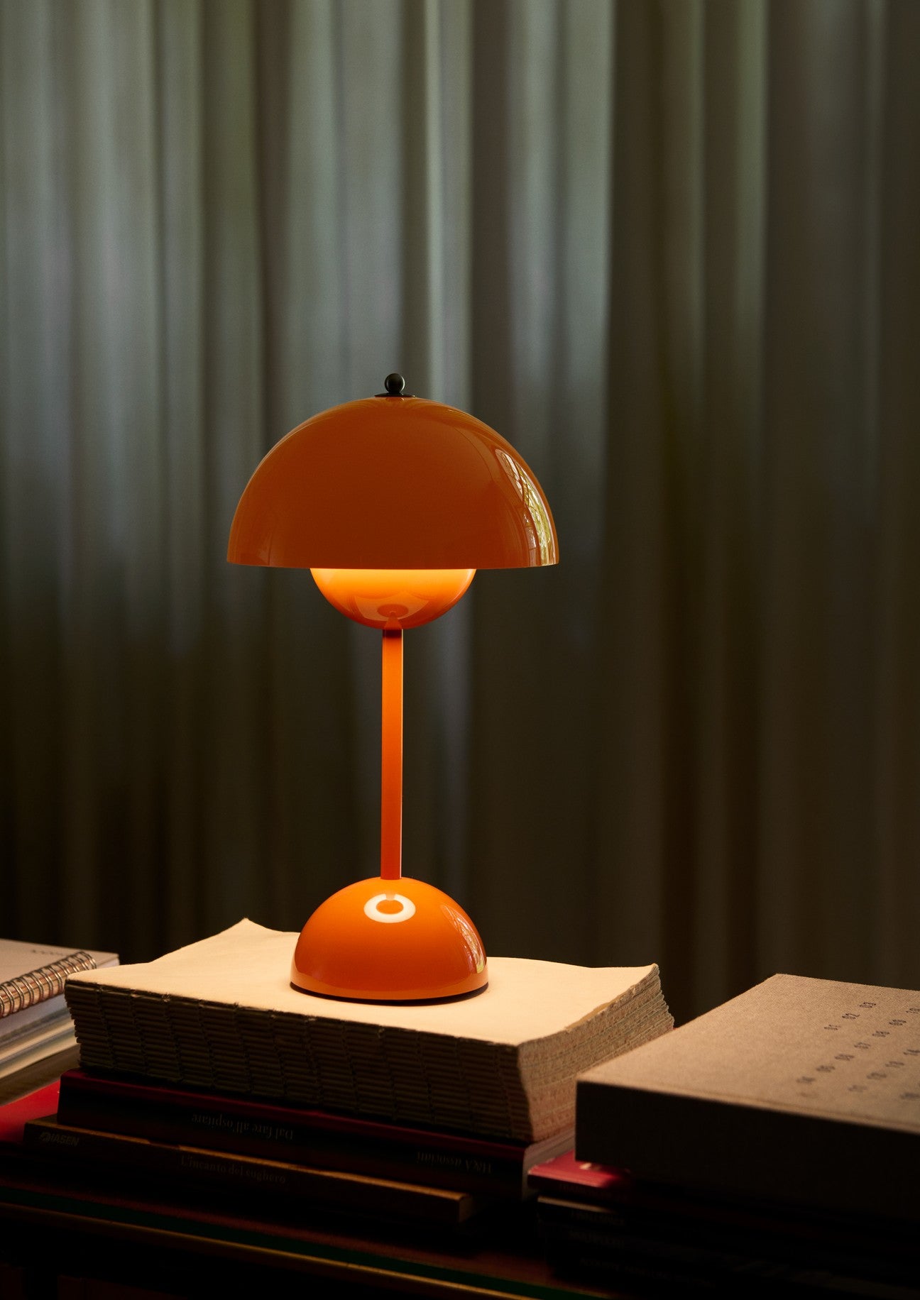 &Tradition Flowerpot VP9 Portable Table Lamp Zesty Orange – Lifestyle 01