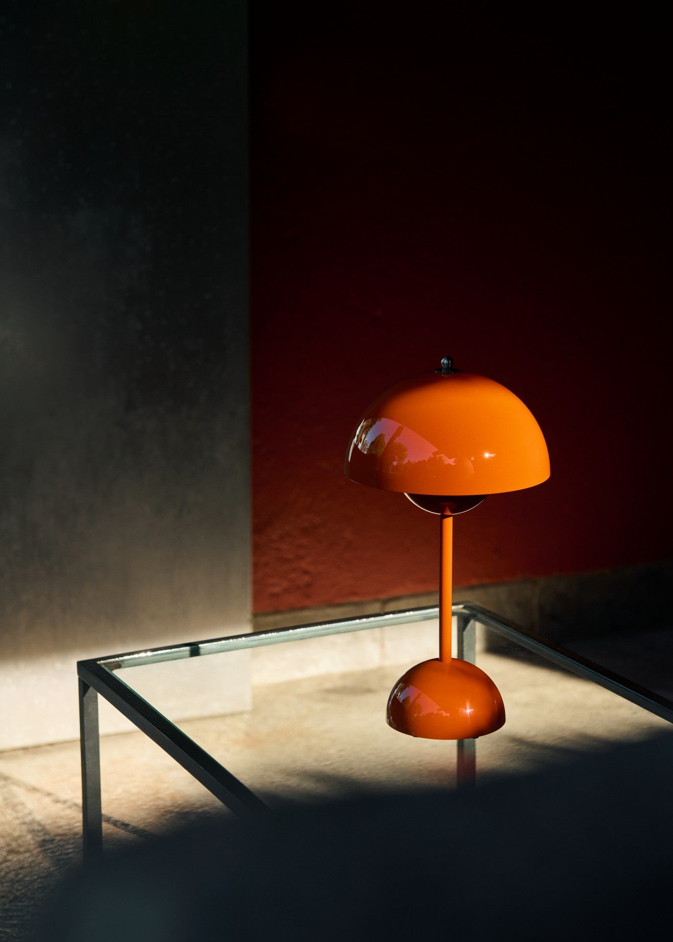 &Tradition Flowerpot VP9 Portable Table Lamp Zesty Orange – Room Setting