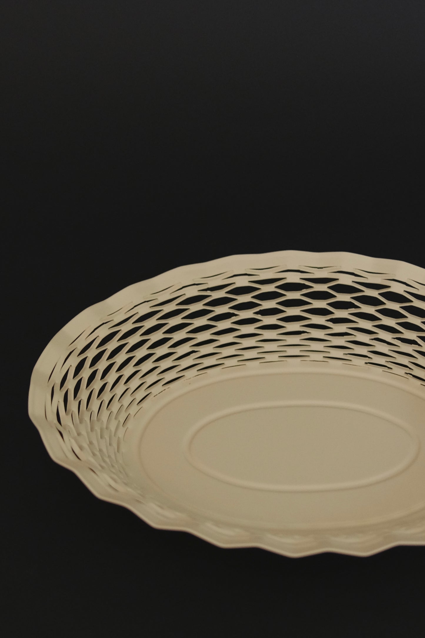Vanilla stainless steel bread basket side view – Roger Orfevre